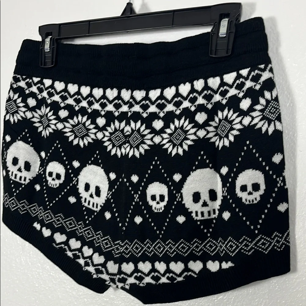 Hot Topic Black and White Skull Patterned Women Shorts - Picture 6 of 7